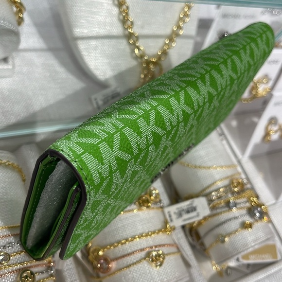 Michael Kors Jet Set Large Logo Trifold Wallet
Jungle Green 
NWT - Picture 16 of 16
